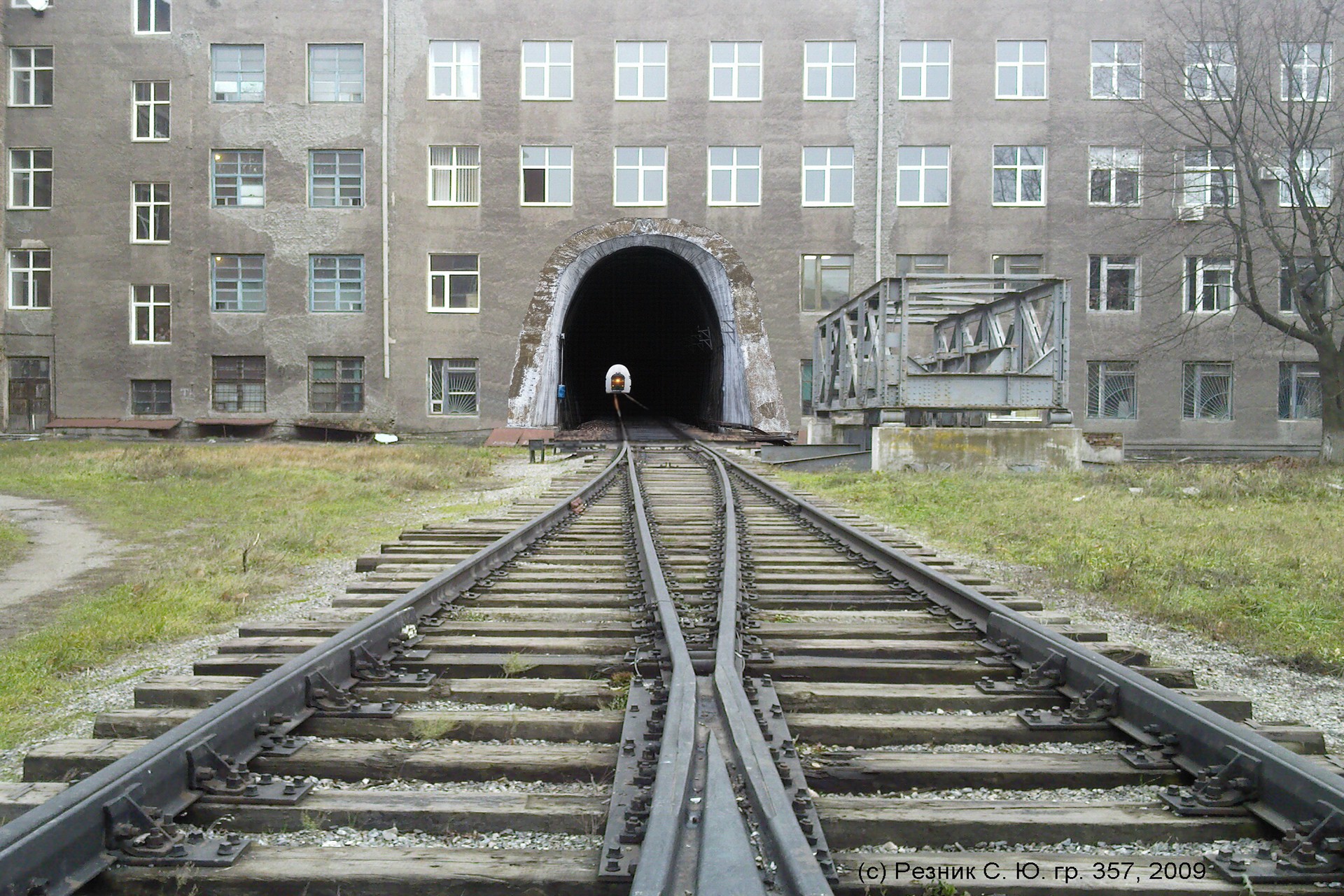 Тунель крізь корпус